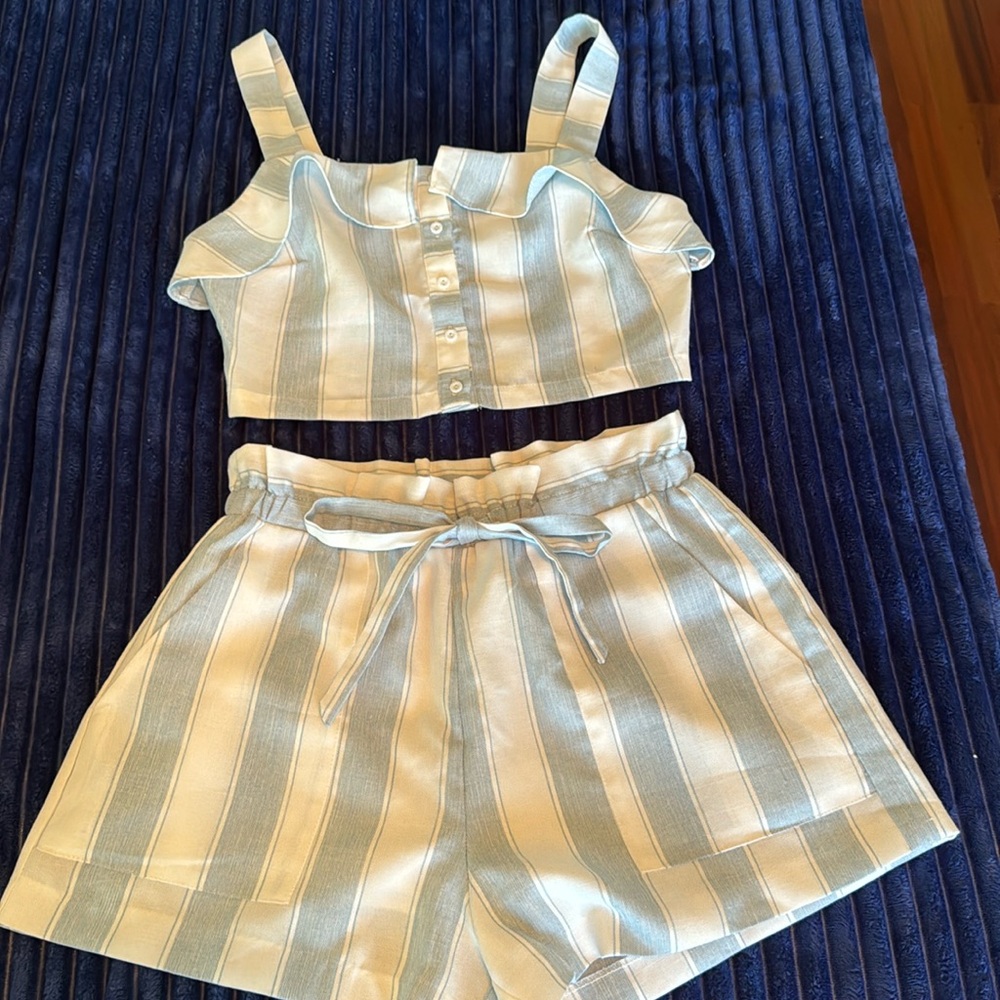 Matching set, crop tank and high waisted paper bag shorts